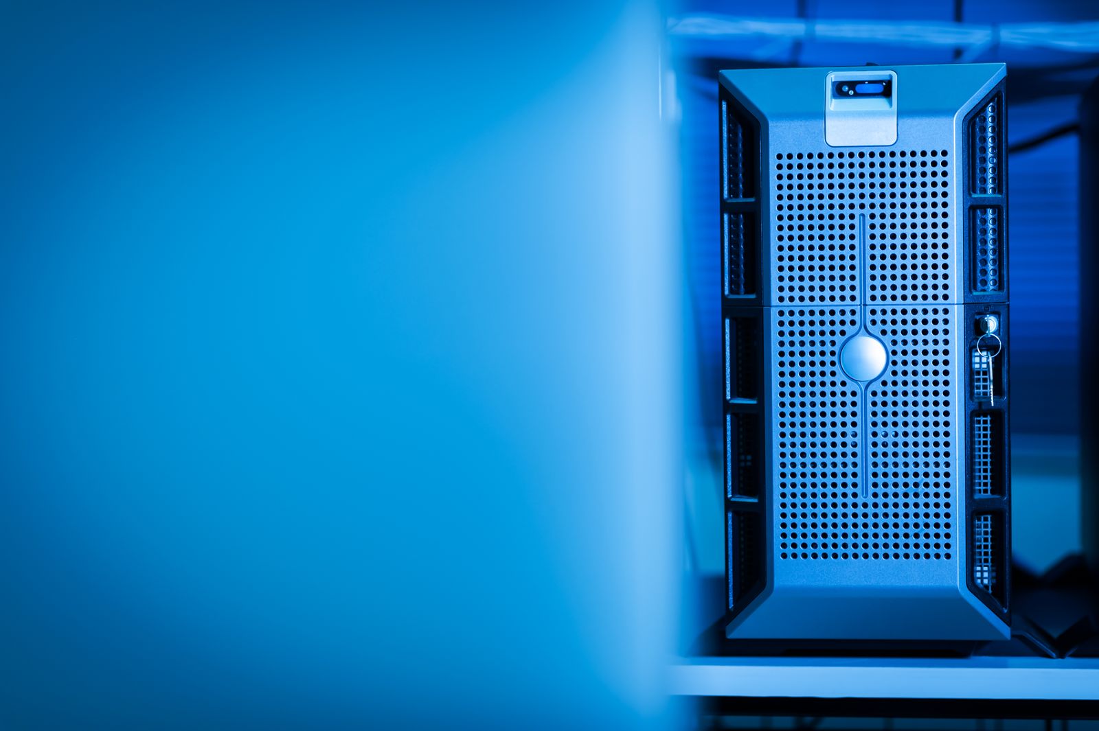 Modernes Serversystem in einem blau beleuchteten Rechenzentrum