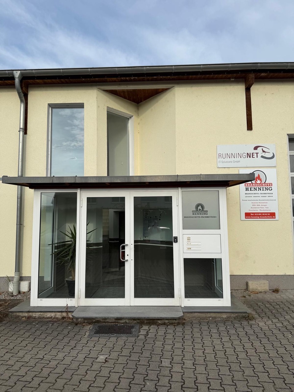 Eingangsbereich des Runningnet-Büros in der Marie-Curie-Straße in Bergkamen