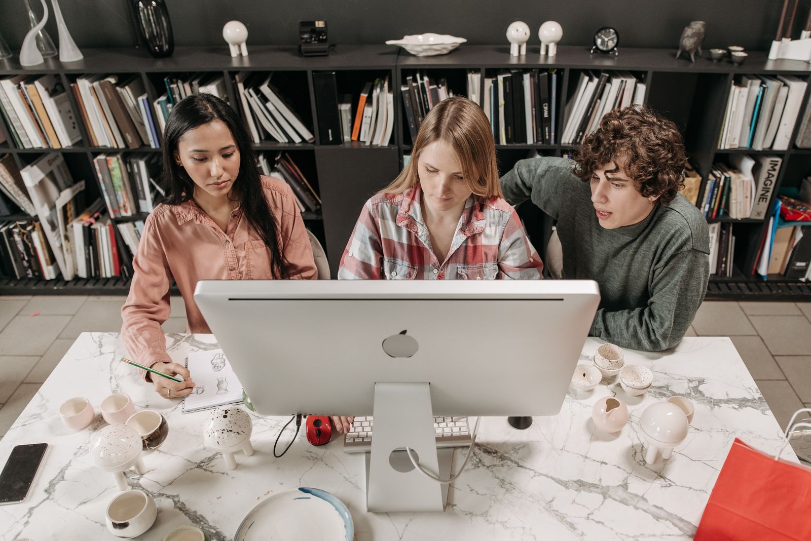 Team bei der gemeinsamen Arbeit an einer digitalen Lösung
